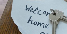 House keys on a welcome home note